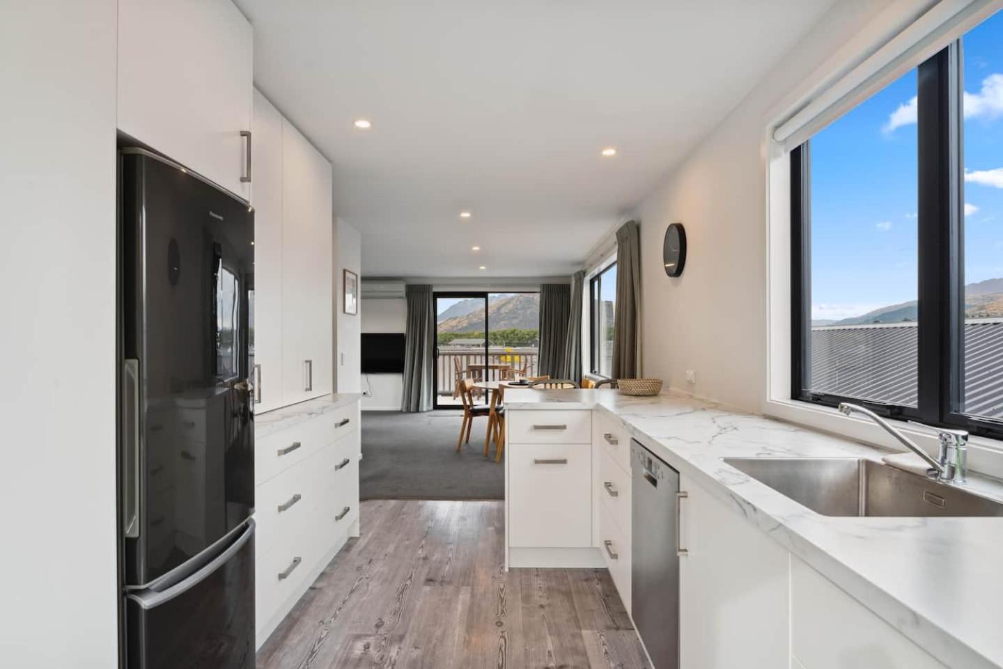 Modern Apartment With Coronet & Remarkables Views ควีนส์ทาวน์ ภายนอก รูปภาพ