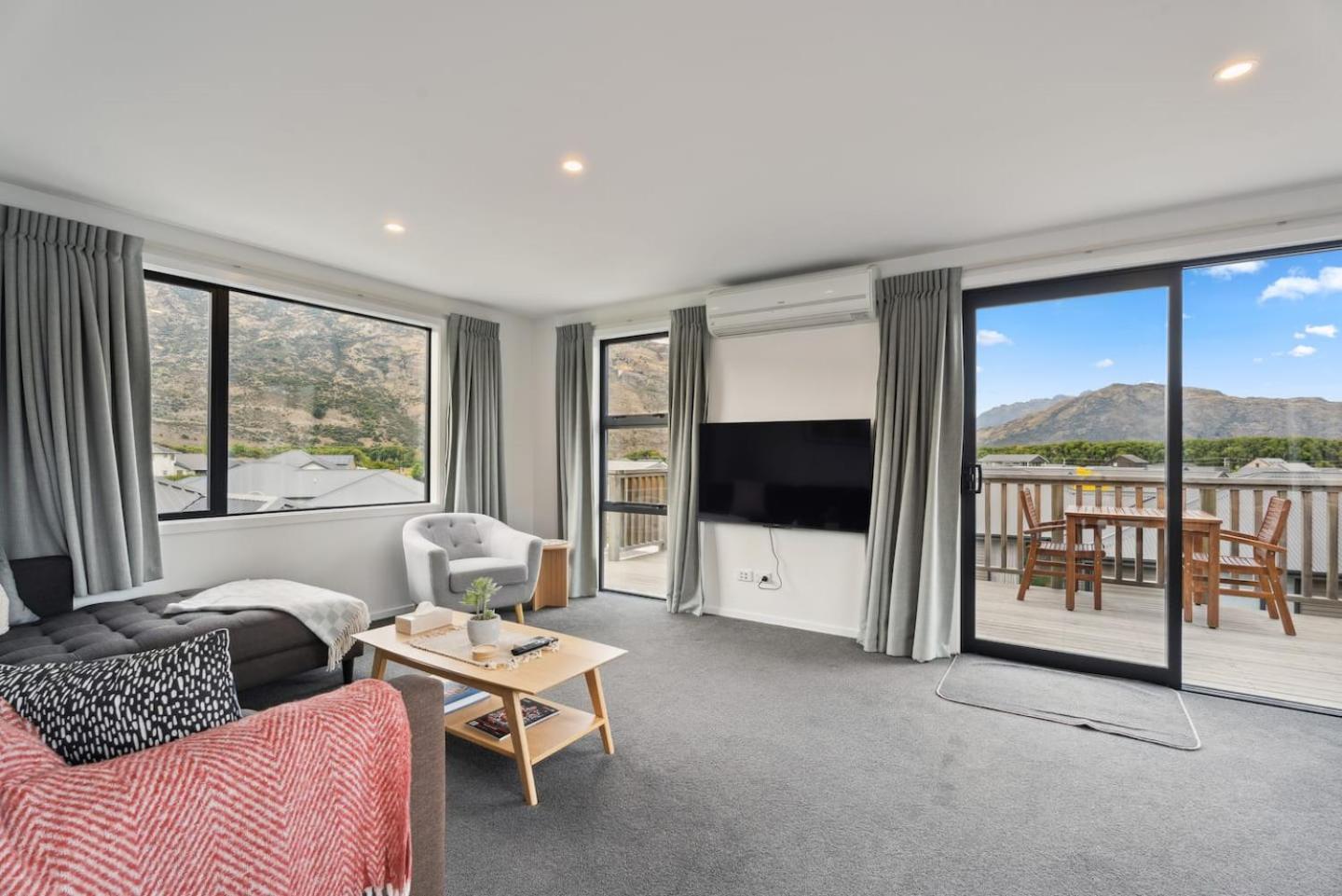 Modern Apartment With Coronet & Remarkables Views ควีนส์ทาวน์ ภายนอก รูปภาพ