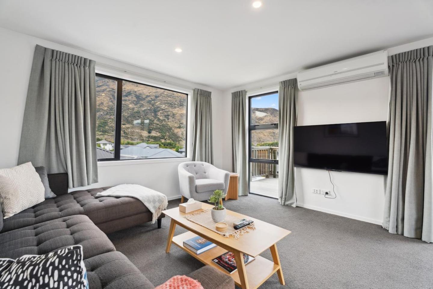 Modern Apartment With Coronet & Remarkables Views ควีนส์ทาวน์ ภายนอก รูปภาพ
